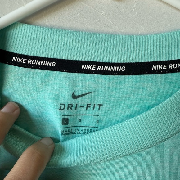 Nike Woman’s Running Long Sleeve Shirt w/ thumb holes - Picture 4 of 5